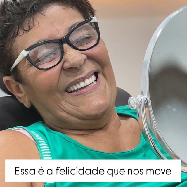 Paciente sorrindo na Verdum Odontologia, em Sinop